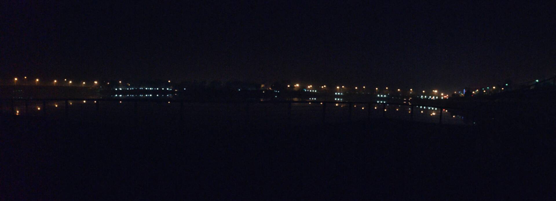 夜晚的湖边 2年前