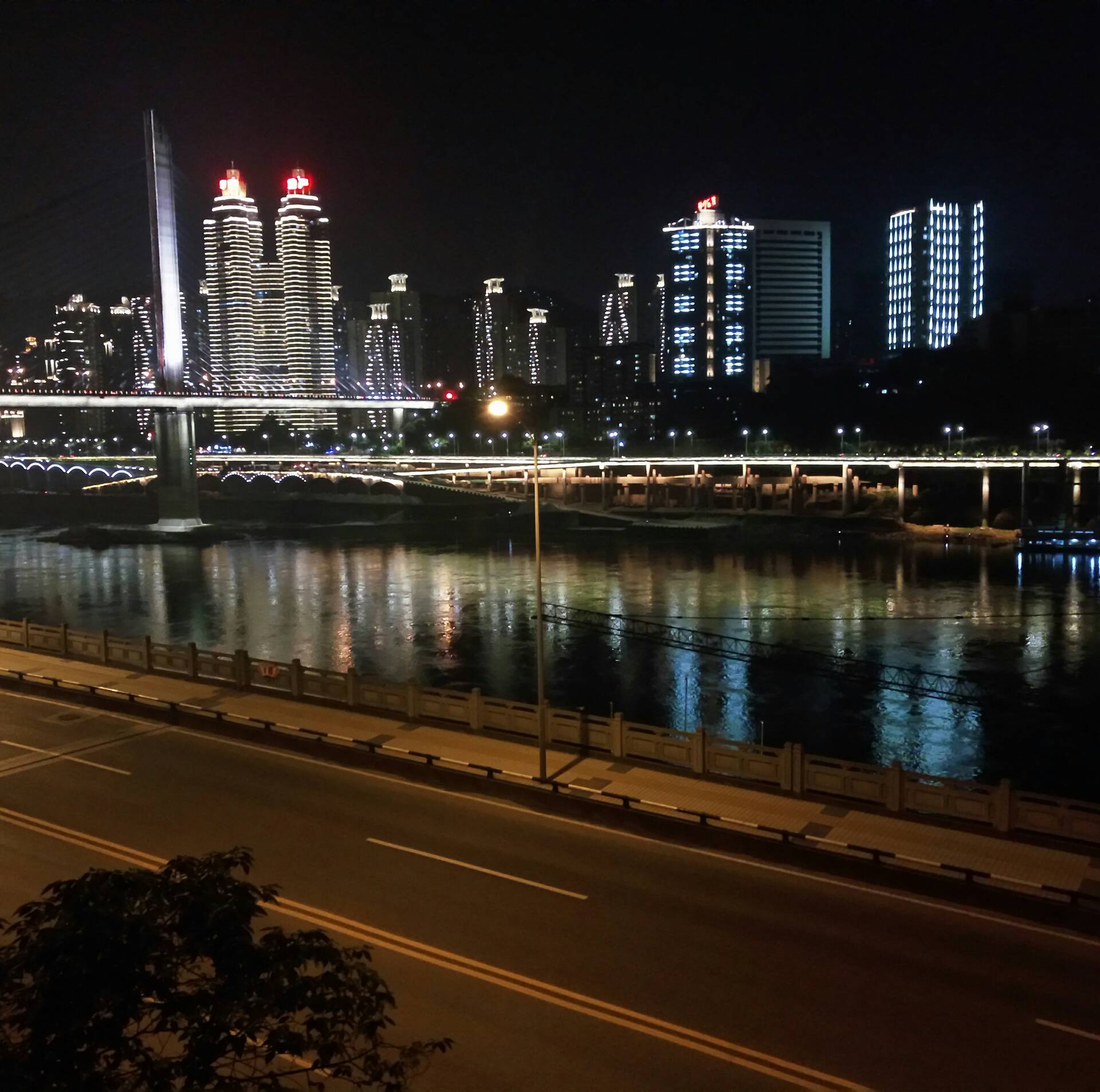 重庆滨江路夜景…… 2年前