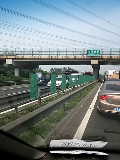 北京东六环双向堵车 2年前