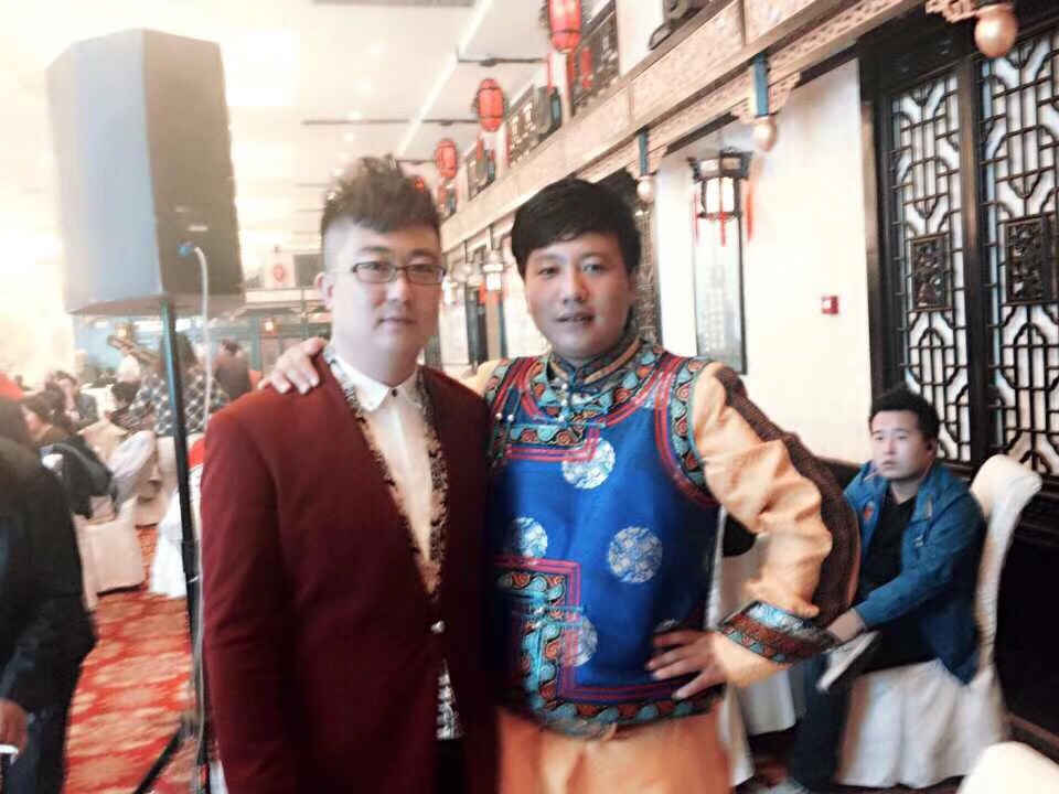 分享一下参加歌手齐峰老师的婚礼的照片吧 2年前 分享一下兄弟两人