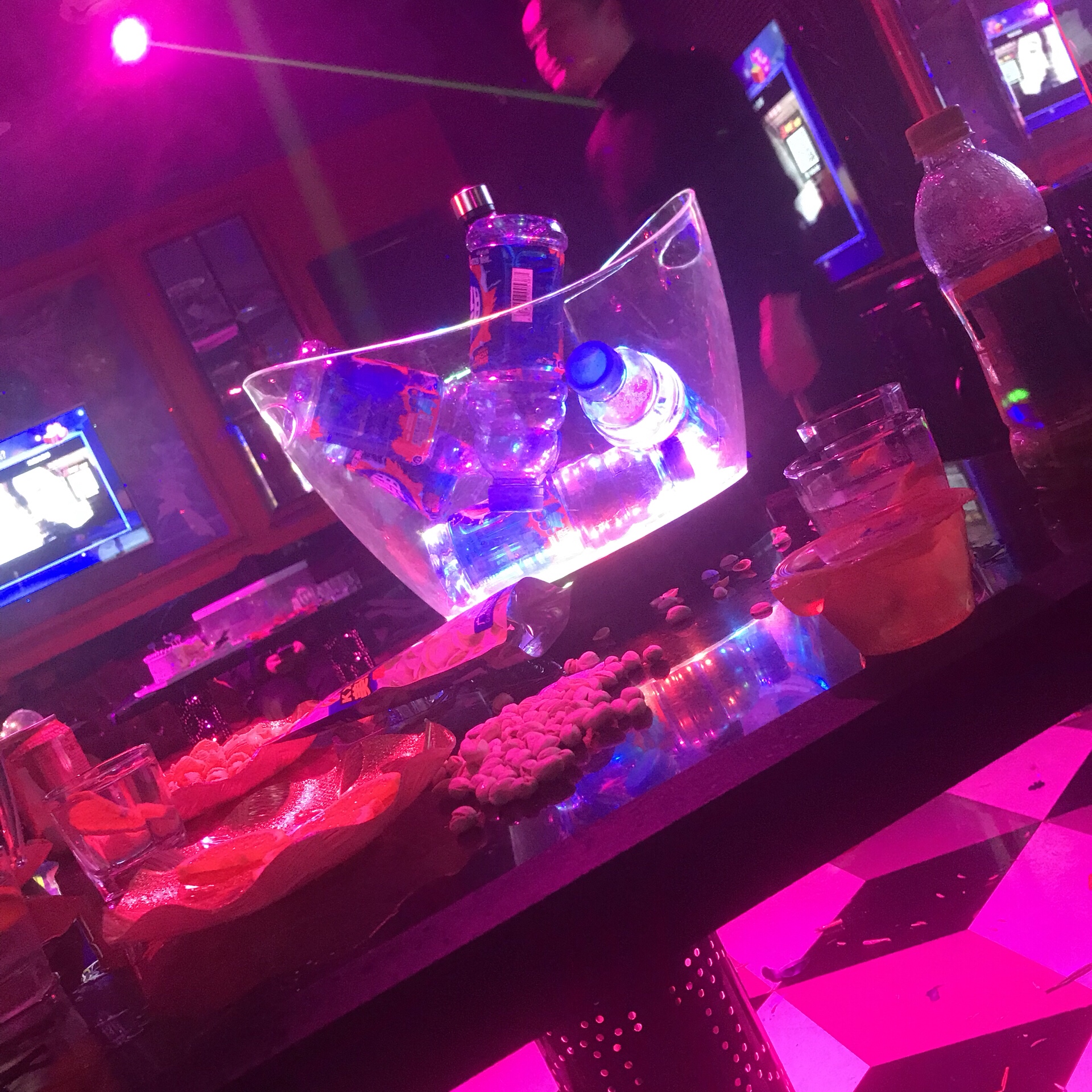 你有没有见过凌晨两三点的酒吧 有人醉倒在角落 有人假装清醒 黑夜是