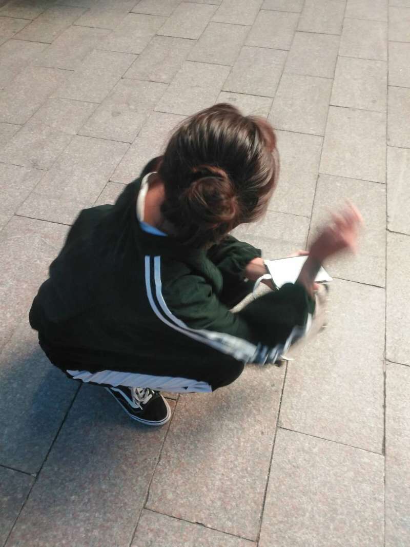 难过是就蹲下,摸摸自己的影子,对不起让你跟着我受委屈了.