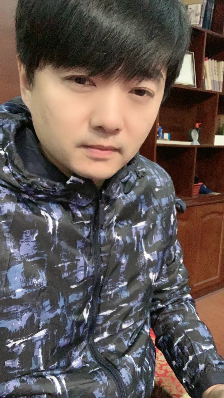 我正在快手看 墨凡mf棒棒糖大队长 的直播,一起来看!