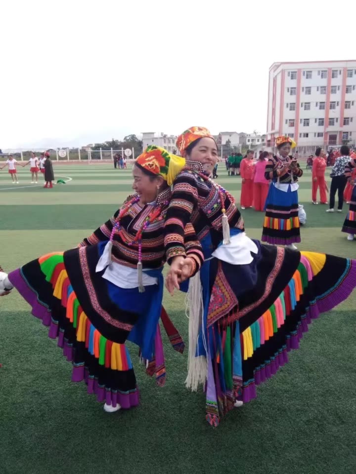 德昌俄木莫姐妹彝族服饰的快手直播