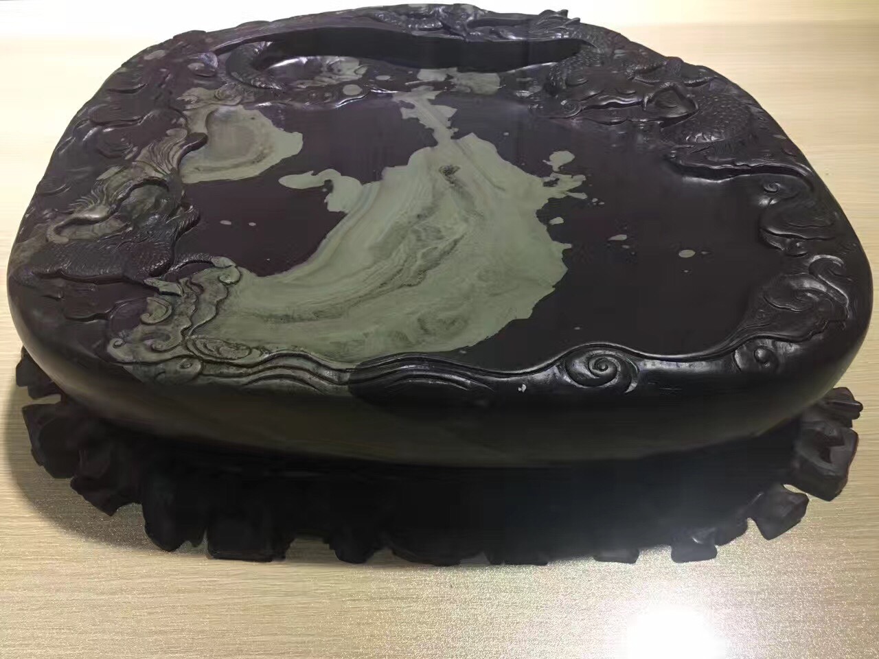 贺兰砚,图案为绿色天然造型"飞天".绝品.欢迎收藏!