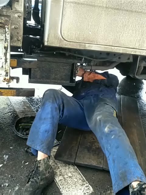 下雨天修车,辛苦师傅了 205       赞                   评论