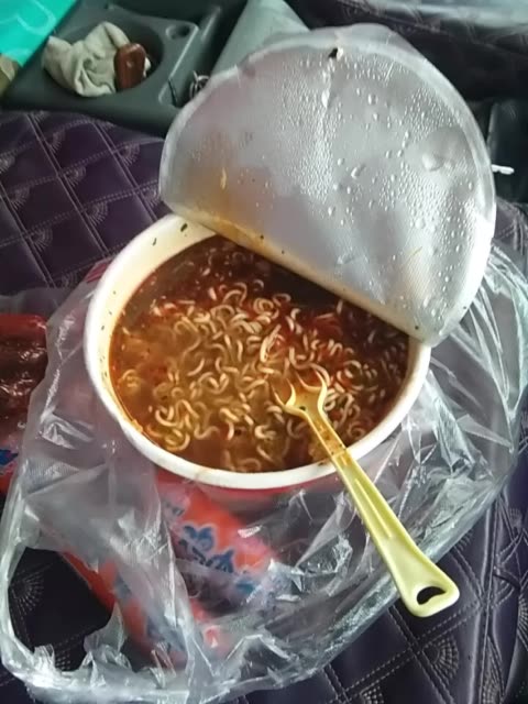 等待卸车,吃点泡面!