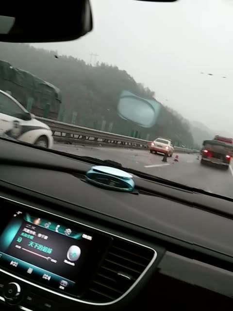 开车回家的朋友,开车慢点哦,大部分地区都在结冰哦 3.