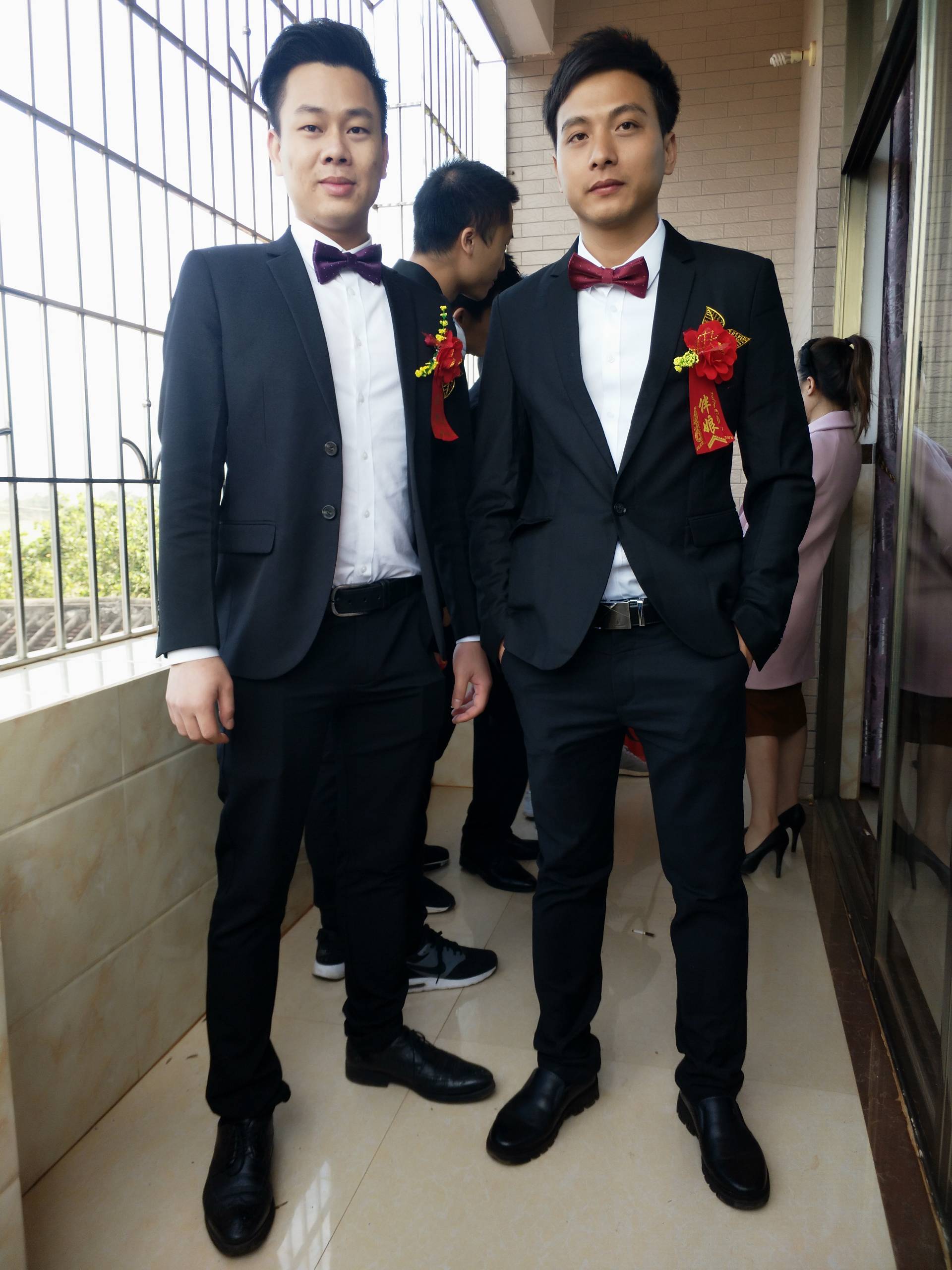 两个帅帅的伴郎,便宜出售,买一送一啦.走过路过不要错过了.