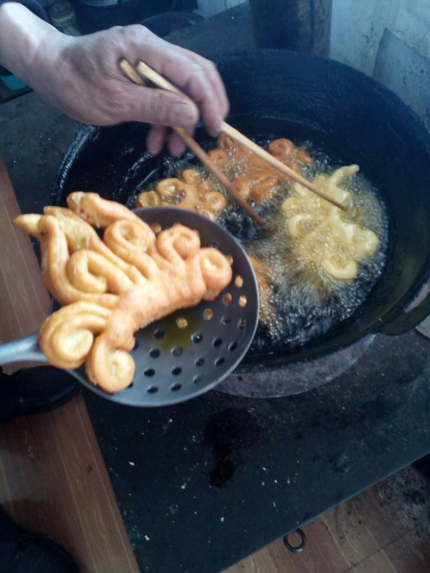 老哥准备过年做油花子的里 - 一路有你54200的快手