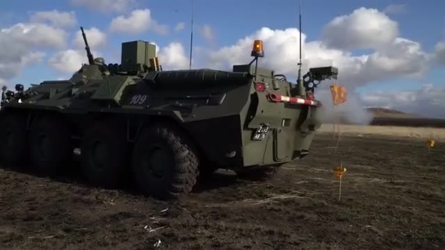 晚安    #ea7# #ea7world# #军事# 985        赞