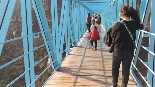 莲花山玻璃桥 149       赞                   评论              7