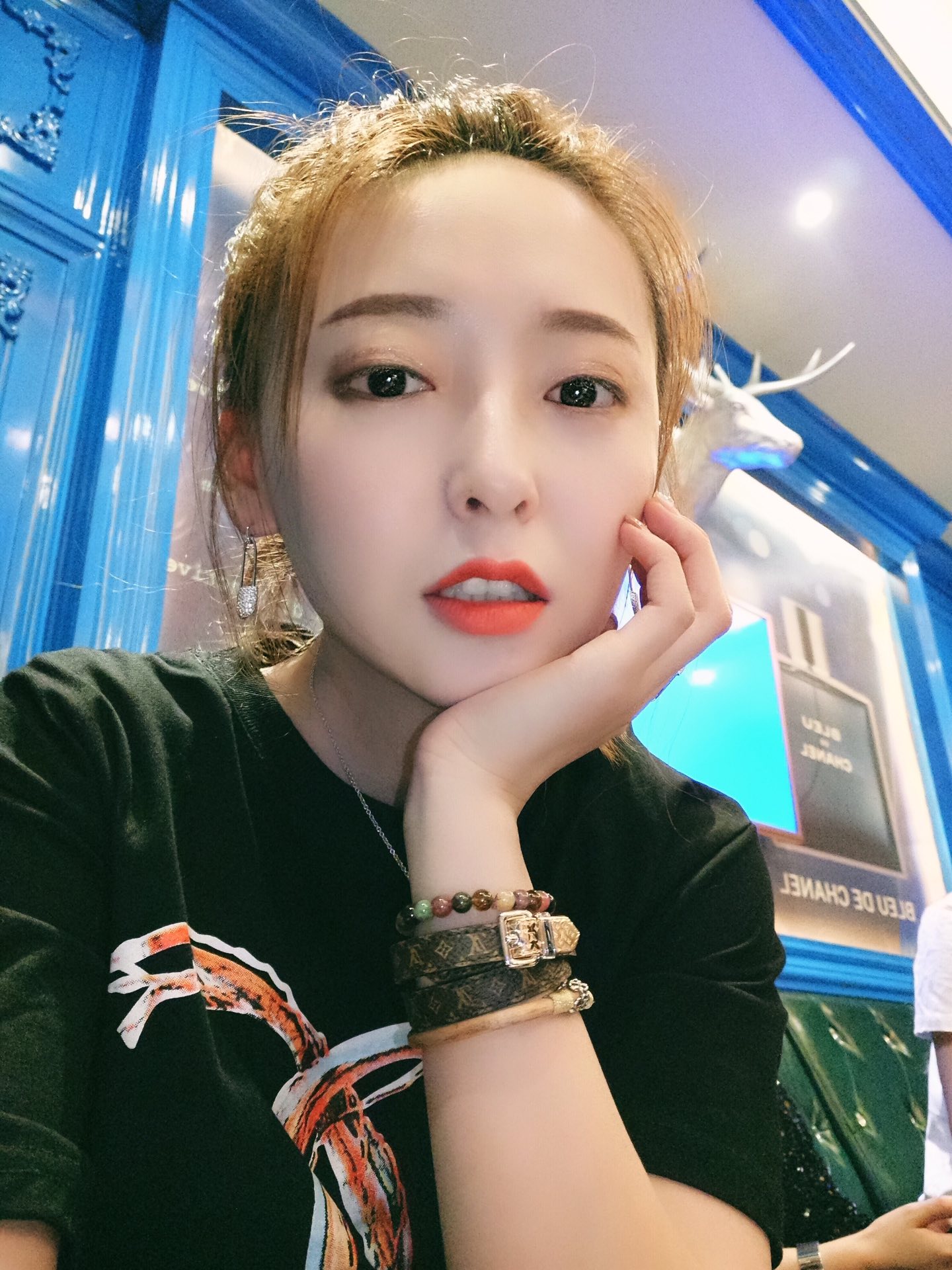 wuli小仙儿姐姐8天前  最近上班,天天扎头发,休息两天各种奔波,比上班