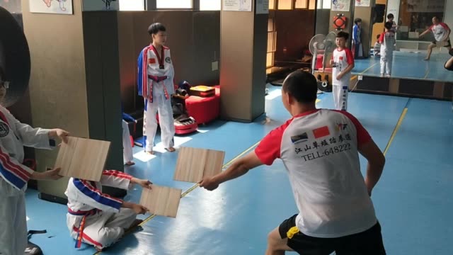 高段班三角前踢破板#跆拳道# 194       赞                   评论