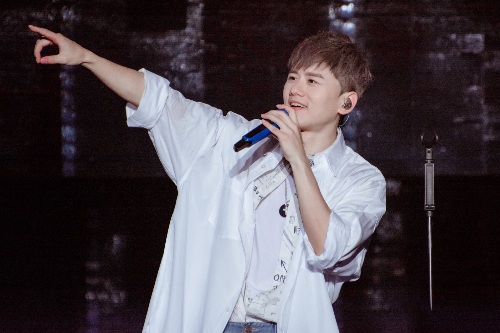 给自己的青春画上了一个小小的句号,明年见#张杰# 5月前