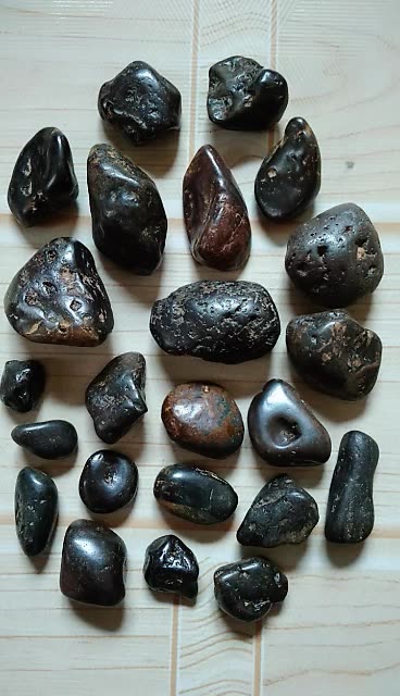 请老师和铁友们颀赏甘肃刘家峡古星星精品陨石原石.