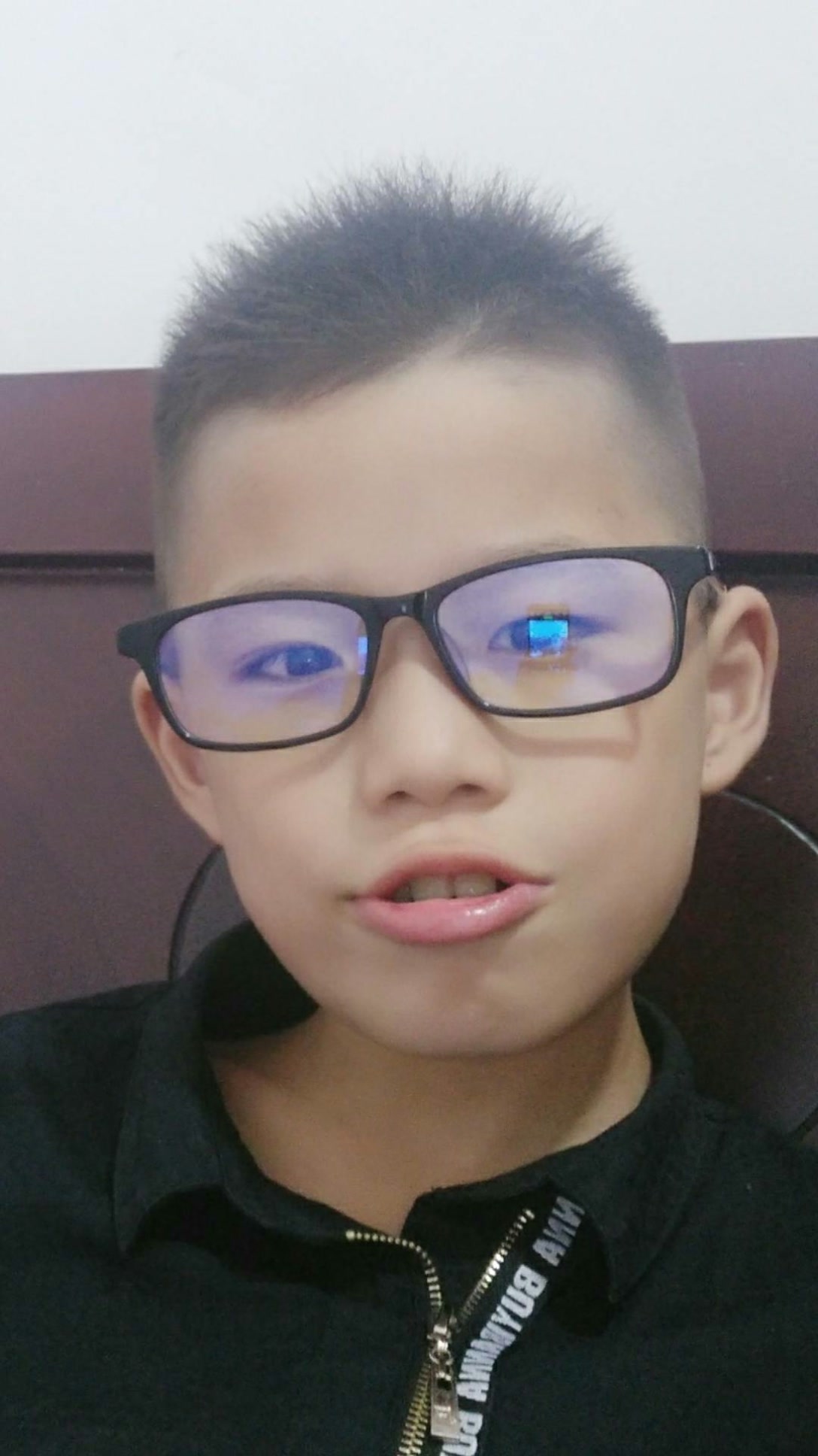 带上眼镜就是不一样                            .